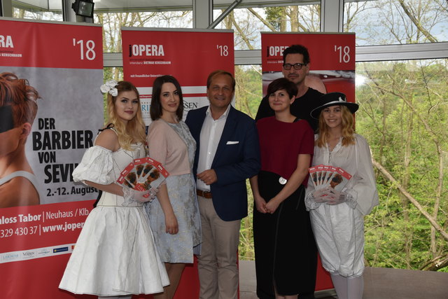 Intendant Dietmar Kerschbaum (Mitte) mit "Rosina" Andreja Zidarič, Regisseur Peter Pawlik und Kostümbildnerin Anna-Sophie Lienbacher.