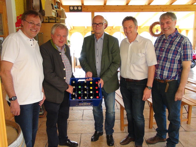 Gleich 65 Biersorten braut Michael Löscher (r.) in seiner kleinen, aber feinen Brauerei in Flamberg. Von der Qualität überzeugten sich GR Walter Schadler, RSTL Josef Majcan, WK-Vize Benedikt Bittmann und Bgm. Gerhard Hartinger.