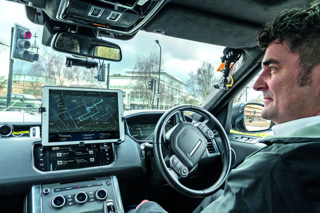 Autonom agierende Fahrzeuge sollen durch Hindernisse hindurchsehen und uneinsehbare Kreuzungen überblicken.