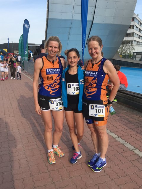 v.l.n.r. Damenklassementsiegerin und 1. in der W 30 über 11,6 km Barbara Kiener vom Triteam Krems, Sonja Inzinger, die in der Jugend gewann und beim Triteam trainiert und Willis Haiderer-Pils, Siegerin der W 60 Kategorie über 5 km