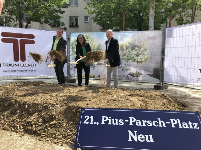Da staubt's: Bezirksvorsteher Georg Papai und Planungsstadträtin Maria Vassilakou legten sich beim Spatenstich am Pius-Parsch-Platz ordentlich ins Zeug.
