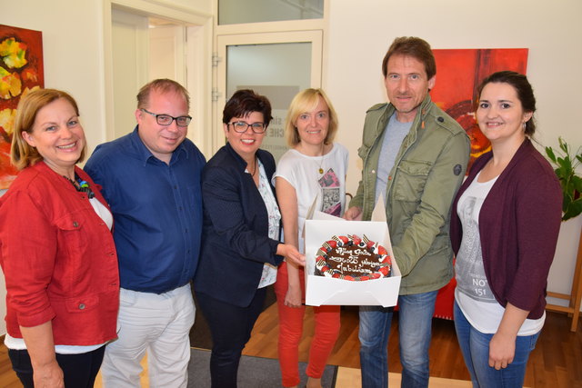 Auf 25 Jahre WOCHE Leibnitz: Maria Schager, Stefan Hartinger, Bernadette Kerschler, Helga Sams, Heinz Pieberl und Eva Heinrich. | Foto: Brigitte Reiterer