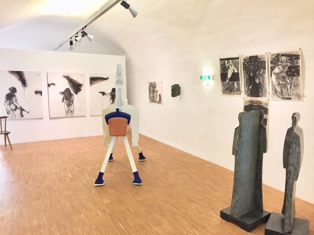 Skulptur trifft Zeichnung: Egon Straszer und Thomas Nemec zeigen gegensätzliche Positionen im "kunstraum proarte". | Foto: Oswald Wintersteller