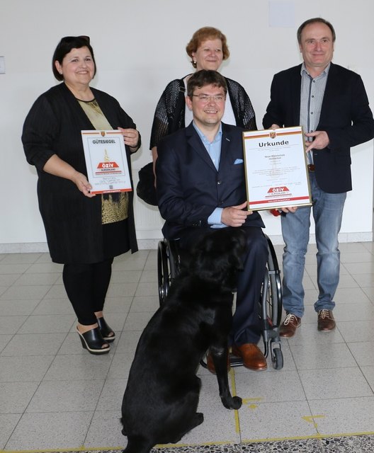 Eva Reuman, Hans-Jürgen Groß und Bürgermeister Georg Dillhof.