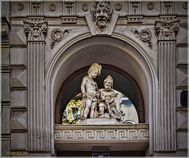 Diese Plastik faszinierte mich schon lange. Wien Wiki weiß darüber: Wohnhaus mit späthistoristischer Fassade (1897); das Haustor wird durch die plastische Gruppe "Zwei Knaben bei der Hasenjagd" geschmückt.