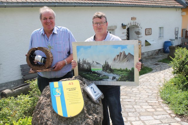 Bürgermeister und Kulturvereins-Obmann Ignaz Knoll mit Künstler Walter Rosenthaler vor dem Museum.