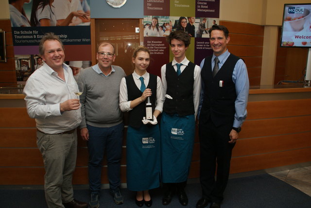 Sommelier Josef Schuster (l.), Organisator Thomas Köberl (2. v. l.) sowie Praxislehrer Florian Grasmuk (r.) und ihre fleißigen Helfer. | Foto: Herbert Anger