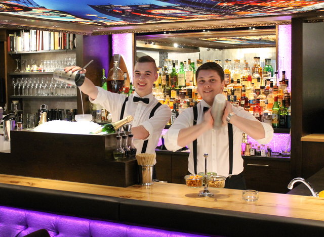 Beim Mixen von Drinks in "Mark’s New York Bar" sind Harald Gröbl (l.) und Markus Winzer in ihrem Element.