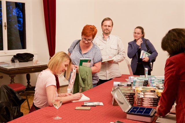 Die Autorin Claudia Rossbacher signierte die Bücher der Besucher.