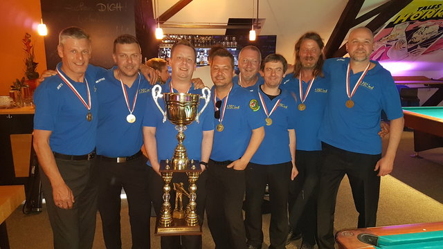 200 Jahre Billarderfahrung aus Imst, von links: Andreas Mair, Marco Haider, Rene Sommeregger, Günther Hann, Raimund Gneist, Michael Riha, Werner Duregger und Mario Schatz.