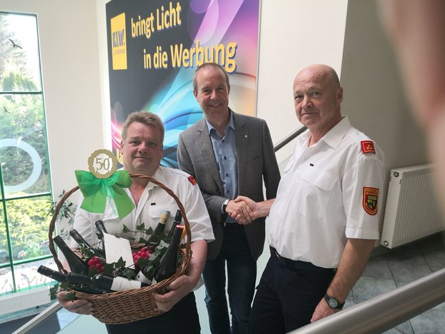 Christian Franz-Riegler und Josef Zinner gratulierten Jubilar Michael Kahmann zu seinem fünfzigsten Geburtstag.