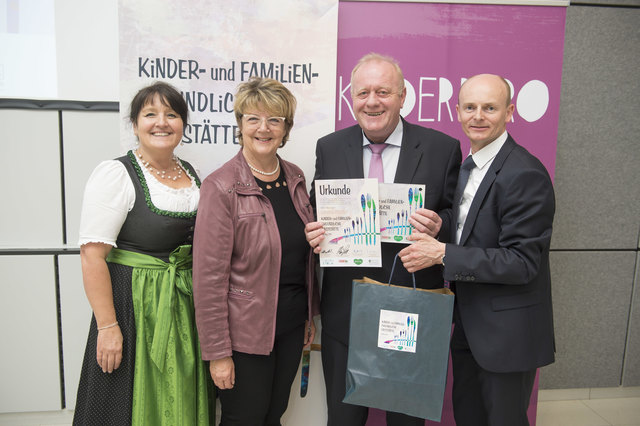 KoR Reinhard Kinelly im Kreis der Gratulanten, an der Spitze die zweite Landtagspräsidentin Manuela Khom (l.).