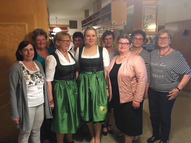 Herta Hartinger (3.v.l.), BZL Silberschneider(5.v.l.), OL Maria Braunegger (7.v.l.) mit anwesendem Vorstand.