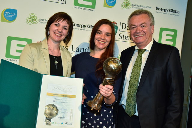 Christa Bierbaum und Julia Zotter von der Schokoladenmanufaktur Zotter mit Landesrat Anton Lang (v.l.).