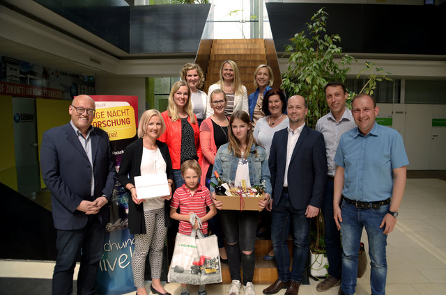 Die Gewinner Julian Schmidbauer, Alexandra Heigl und Paul Lehner holten sich ihre Preise im TIZ Landl ab.