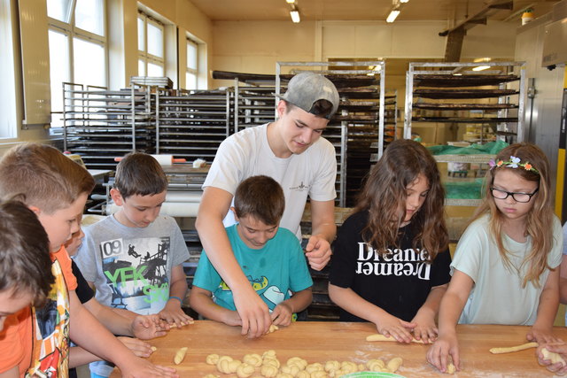 Die Bäckerei Cafe Konditorei Hütter besuchten Kinder der Volksschule Jennersdorf.