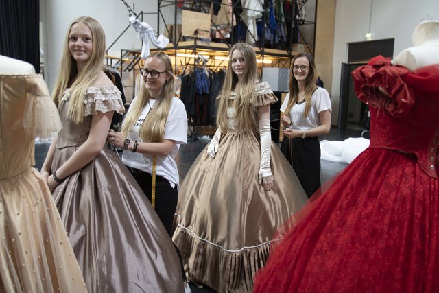 Julia und Sophie Böhmländer in den Kostümen. Bei der Anprobe waren Profis zur Stelle. Sie schauten darauf, dass alles passt.