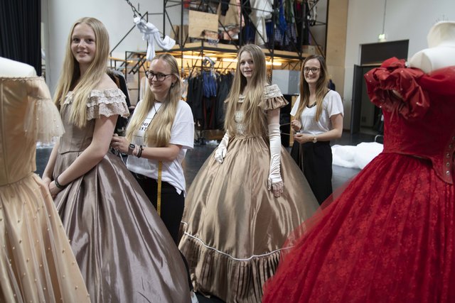 Julia und Sophie Böhmländer in den Kostümen. Bei der Anprobe waren Profis zur Stelle. Sie schauten darauf, dass alles passt. | Foto: Anne Roth