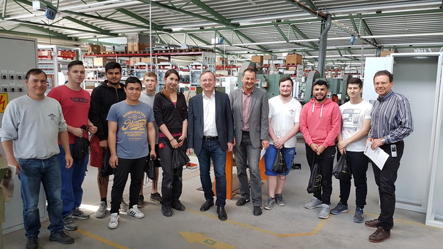 Lehrlinge der Firma Mehler Elektrotechnik mit GF Alexander Mehler, Bgm. Karl Mayr und NR Bgm. Johann Singer. | Foto: ÖAAB/ÖVP