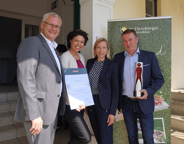Familienministerin Juliane Bogner-Strauß (2.v.r.) mit (von links) ÖVP-Obmann Thomas Steiner, Nikki-Carina Merz und Naturmediziner Michael Ehrenberger.