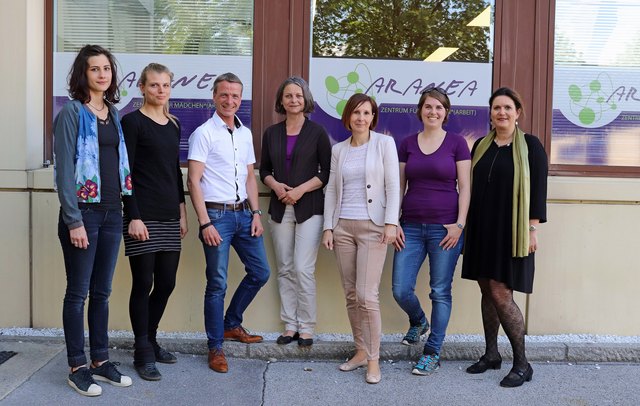 Beim Lokalaugenschein (v.l.): Carmen Urban, Lisa Weiland (beide ARANEA), Vizebgm. Christoph Kaufmann, Vizebgm. Sonja Pitscheider, LR Gabriele Fischer, Rebekka Mayr (ARANEA) und Fachbereichsleiterin Astrid Mallaun