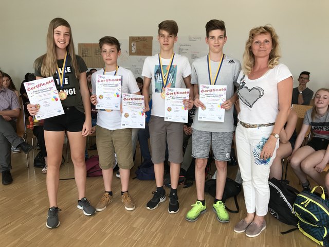 Dipl.-päd. Petra Lenz mit dem tollen 4er-Team der Sportmittelschule Laa v.l.n.r. Waltner Julia, Lentner Stefan, Kaudela Jakob, Laaber Franz.