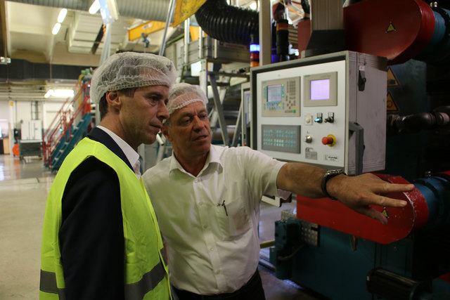 AK-Präsident Peter Eder bei der Führung durch die Produktionshallen von Senoplast.