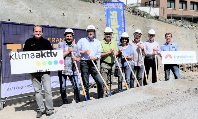 Der Spatenstich erfolgte bei strahlendem Sonnenschein. v.l. Ing. Manuel Gstrein (Franz Thurner Gmbh & Co Kg), Thomas Blechinger (Gemeinderat), DI Markus Lechleitner (GF Alpenländische), BGM Manfred Köll, DI Patricia Spormann-Wippler (Gemeinderätin), Ing. Franz Thurner, Arch. DI Hugo Schöpf, DI Harald Stöckl (Alpenländische)