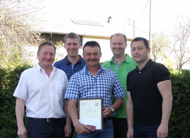 Bürgermeister Markus Steininger, Christian Pühringer, Träger der Ehrennadel Otto Wurm, Josef Pühringer und Kommandant Christian Ameseder, v. l.