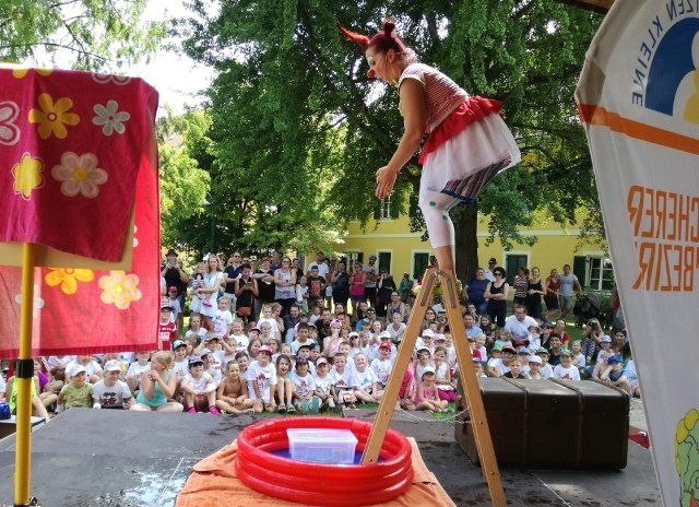 Eine "Sicherheitsclownin" macht schon die Kleinsten spielerisch auf die Gefahren im Alltag aufmerksam.