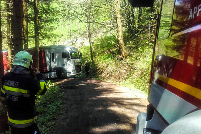 Die Feuerwehr musste einen Lastwagen in Apfelberg befreien. Foto: Feuerwehr