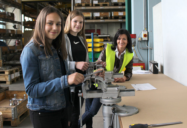 Margit Angerlehner mit Mädchen beim Girls' Day bei der Fa. Eisenbeiss in Enns. | Foto: WKOÖ