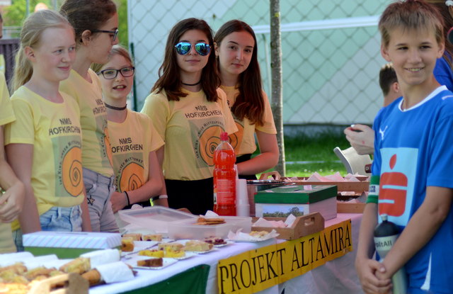 Die Projektschüler beim Verkauf der Schmankerl