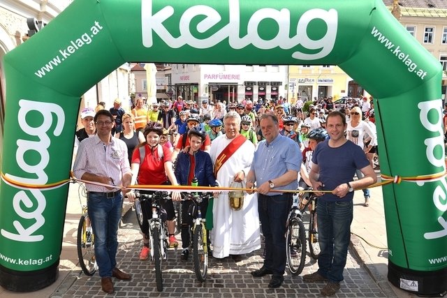 Start am Feldkirchner Hauptplatz 2015: Laut Bgm. Martin Treffner hätten sich von Jahr zu Jahr mehr Radler eingefunden | Foto: Cernic