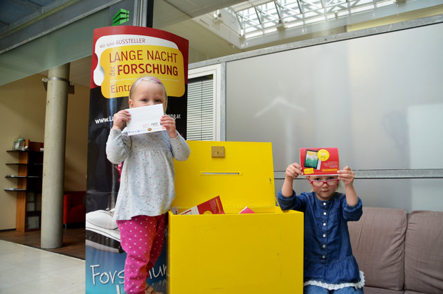 Susanna und Katharina Horninger bei der Ziehung der Gewinner.
