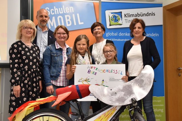 VS-Direktorin Waltraud Strubreither, Stadtrat Stefan Hohenauer, Projektleiterin Martina Abraham von Klimabündnis Tirol, die beiden Bezirkssiegerinnen Vanessa Mehnert und Annalena Rotschopf sowie Pflichtschulinspektorin Margarethe Egger und Lehrerin Johanna Blanck (v.l.).