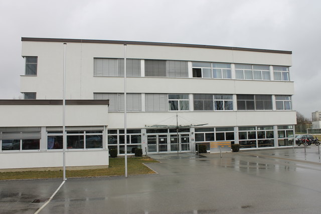 HAK Braunau: Eine Grundausbildung mit kaufmännischen Hintergrund. Welche Schwerpunkte angeboten werden können Sie nachlesen unter: https://www.meinbezirk.at/braunau/lokales/projekt-schule-handelsakademie-braunau-d2541663.html