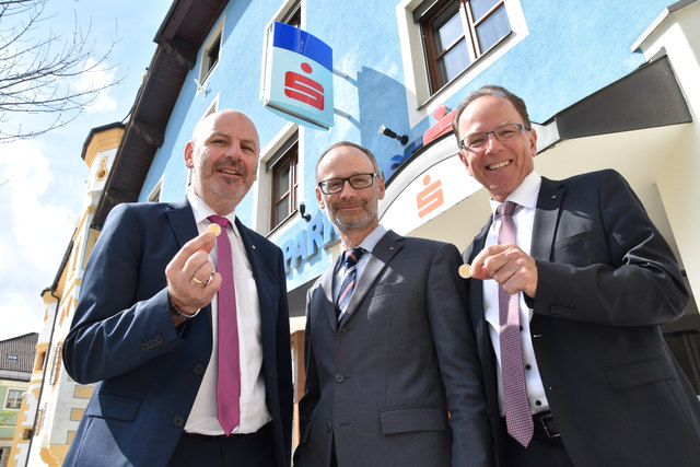 Franz Kröll (Filialeiter Lungau), Generaldirektor Christoph Paulweber und Alois Stiegler (Leiter Firmenkunden Radstadt/Tamsweg).