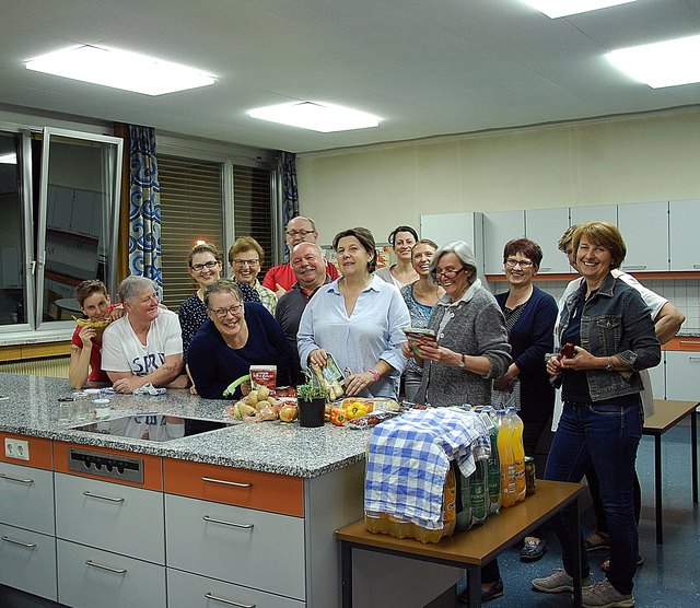 Elke Oberhauser von Best of the Rest (vorne Mitte) und die Workshopteilnehmer in der NMS Bleiburg