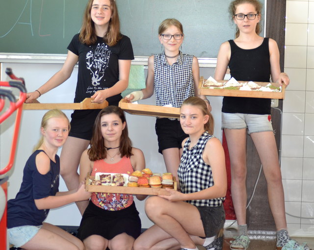Vorbereitung des Buffets: Hanna Kern, Laura Silber, Yvonne Reiter, Elisa Reiter, Jasmin Künzel, Anouk Kalchmair | Foto: Verena Reiter