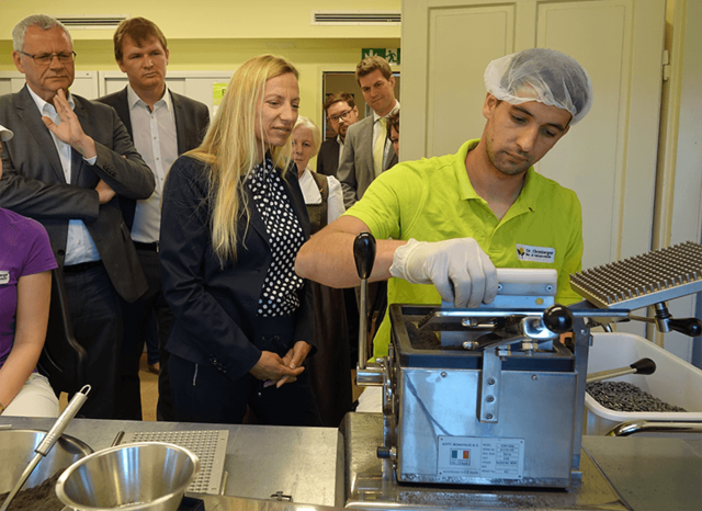 Ehrenberger-Produktionsmitarbeiter Szilard zeigt der Ministerin die Kapsulierung der Naturpräparate. | Foto: Ehrenberger