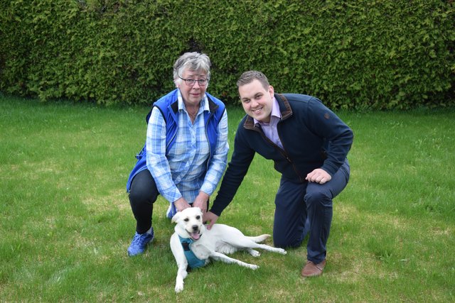 Gemeinderätin Barbara Gutschelhofer und Fraktionsvorsitzender Philipp Könighofer mit Hündin „Nala“. | Foto: FPÖ Langenwang