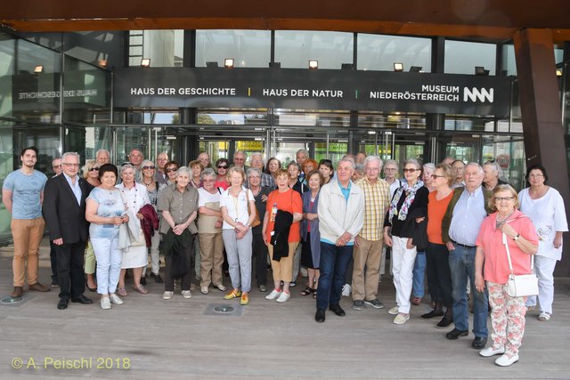 Die Gumpoldskirchner SeniorInnen besuchten mit Bürgermeister Ferdinand Köck (3. vl), Gustav Posset (2. vl) und Sebastian Mayer (l) das Haus der Geschichte in St. Pölten