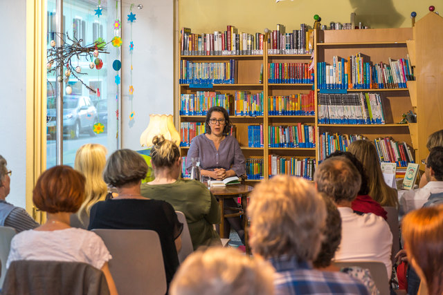 Petra Hartlieb bei ihrer Lesung in der öffentlichen Bücherei Groß St. Florian.