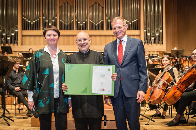 Rektorin Ursula Brandstätter und Landeshauptmann Thomas Stelzer (r.) ehrten Dennis Russell Davies mit der Honorarprofessur.