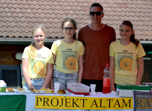 Hanna Kern, Anouk Kalchmair, René Gartler (LASK-Stürmer), Jasmin Künzel | Foto: Verena Reiter