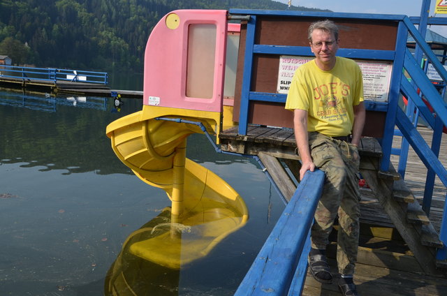 Arndt Burgstaller mit der tief im Wasser stehenden Rutsche