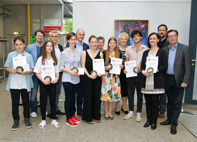 Gruppenbild mit allen Preisträgern: v.l.: Christoph Ghazal, Kittsee, Moderator Georg Prenner (hinten), Katharina Gruber, Kroatisch Minihof, Kinder- und Jugendanwalt Christian Reumann vom Forum Gewaltfreies Burgenland (hinten), Gisela Taschner, Podersdorf, Bildungsdirektor Mag. Heinz Zitz (hinten), Anna Elisabeth Spalek, Neusiedl, LAbg. Mag.a Regina Petrik, Julia Lückl, Eisenstadt, LRin Verena Dunst, Dorian Brunz, Berlin, Andrea Kerstinger, Nikitsch, Lektor Wolfgang Millendorfer (hinten), LR Mag. Norbert Dar