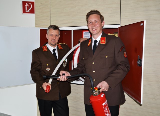 Gegenseitiges Vertrauen ist das wichtigste: Bisheriger FF-Kommandant im LKH Steyr Hermann Enser (li.) und neuer Kommandant Georg Schwödiauer. (re.)