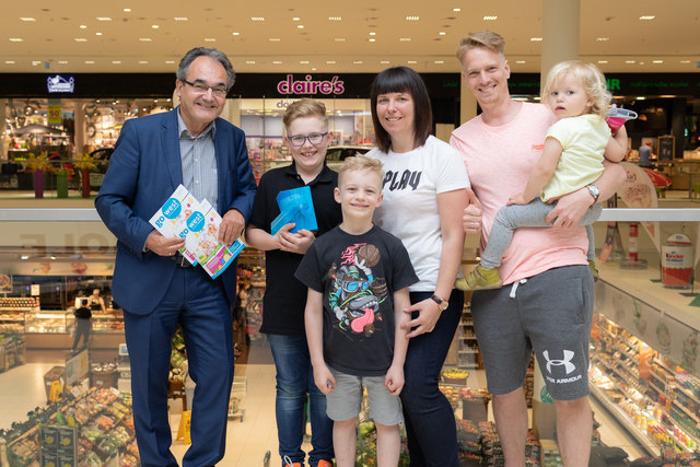 Center Manager Karl Weingrill übergab den Preis an die gesamte Familie Stocker: Moritz, Oliver, Susanne, Peter und Miriam (v.l.).